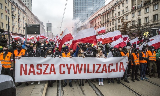 W dymie i huku. Nielegalny Marsz Niepodległości przeszedł ulicami Warszawy