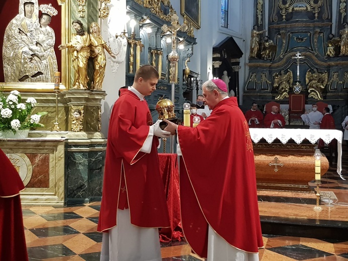 Wierni otrzymali błogosławieństwo relikwiami św. Wiktorii.