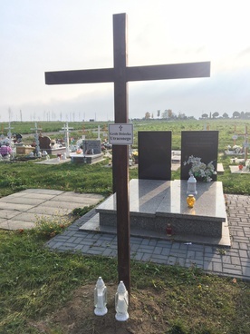W miejscu, gdzie będzie symboliczny grób dzieci utraconych, stanął krzyż.