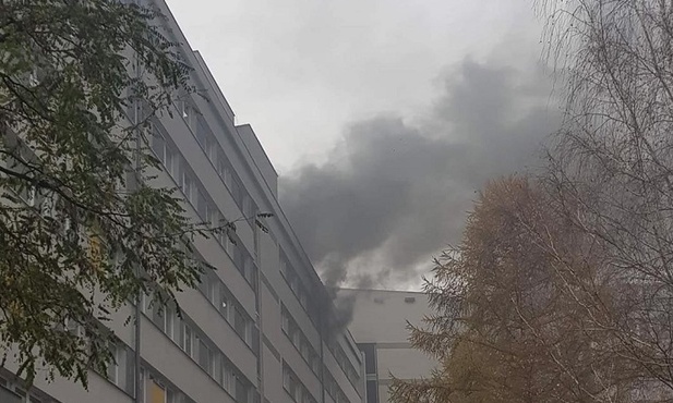 Katowice. 12 jednostek straży gasi pożar w szpitalu