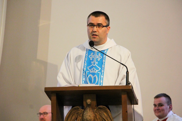 Mszy św. i obrzędowi obłóczyn przewodniczył ks. Piotr Kaczmarek, rekotr WSD.