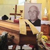 Msza pogrzebowa w zbylutowskiej parafii. 