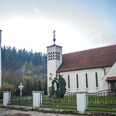 ▲	Murowany kościół parafialny wzniesiono w 1929 r. w stylu neogotyckim.