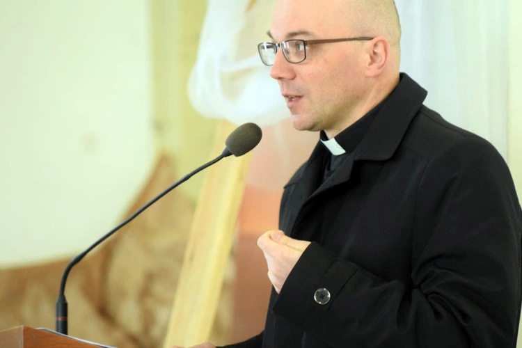 Ks. Dominik Ostrowski w czasie jednego z sympozjów liturgicznych.