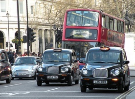 Od 2030 r. zakaz sprzedaży nowych samochodów z silnikami spalinowymi w Wielkiej Brytanii