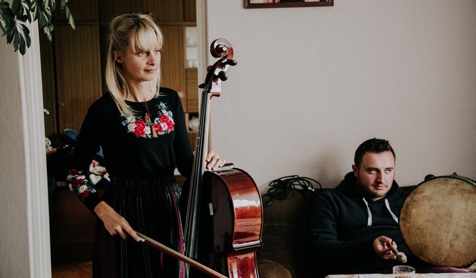 Wioleta Fijałkowska jest opiekunką zespołu i zajmuje się jego strona muzyczną.