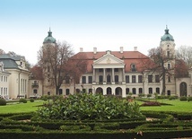 Pałac Zamojskich w Kozłówce  – tu w czasie wojny ukrywał się ks. Wyszyński