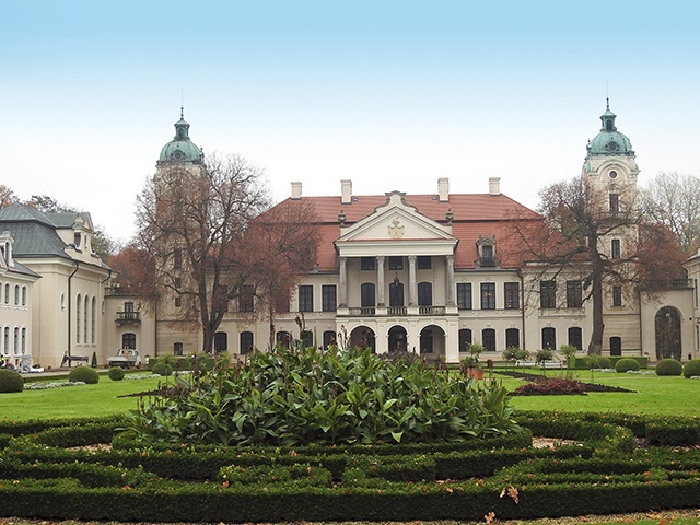 Pałac Zamojskich w Kozłówce  – tu w czasie wojny ukrywał się ks. Wyszyński