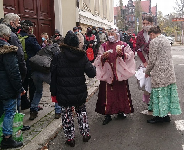 Bułeczki św. Elżbiety. Tym razem dla bezdomnych i dla domowników