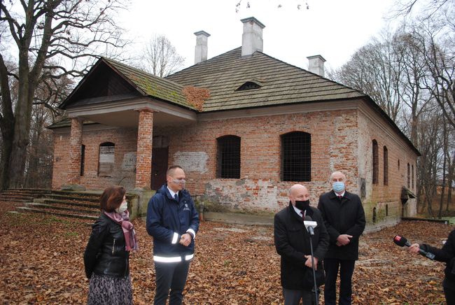 Konferencja prasowa przed dworkiem w Bielinach.