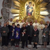 Po Mszy św. uczestnicy jubileuszowych uroczystości stanęli do wspólnej fotografii.