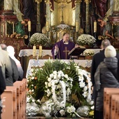 Mszy św. żałobnej 25 listopada przewodniczył w kościele pw. św. Barbary o. Damian Wasylewicz OH.