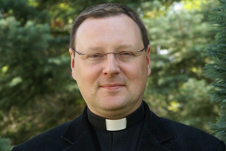 Biskup nominat urodził się i wychował w podwarszawskim Wołominie.
