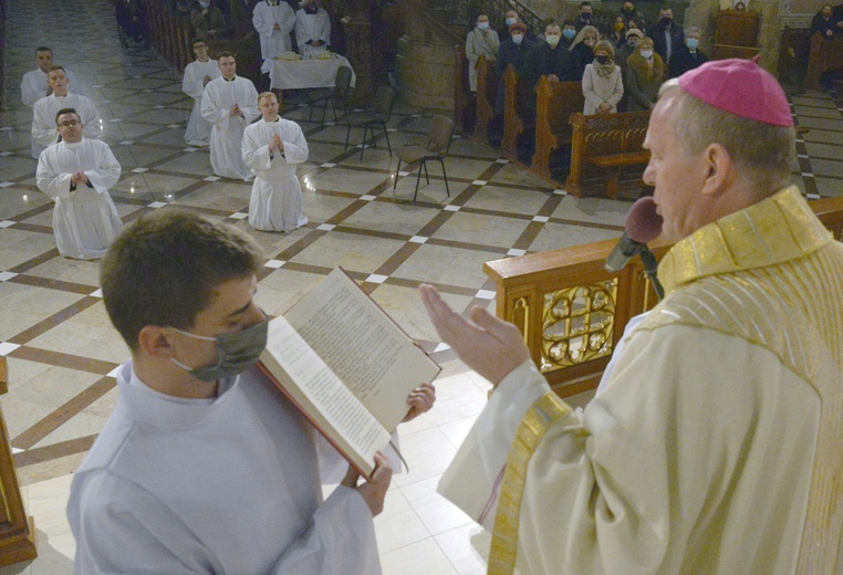 Po nałożeniu rąk w momencie święceń bp Piotr Turzyński odmówił nad nowymi diakonami specjalną modlitwę.