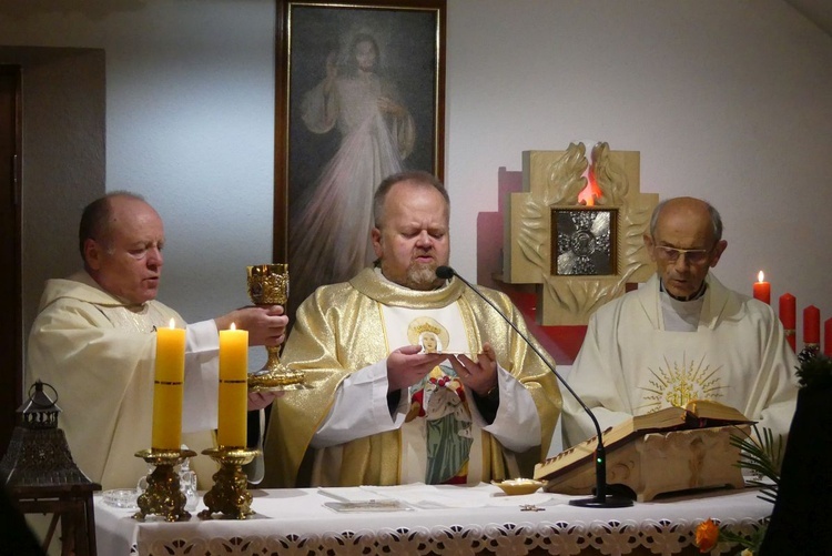 Od lewej księża: Krzysztof Słowik, Tomasz Kotlarski i Andrzej Rdest w zakonnej kaplicy domu generalnego sióstr elżbietanek cieszyńskich.