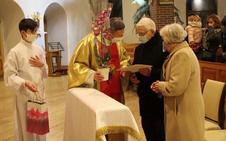 Ks. Piotr Leśniak przekazuje jubilatom specjalny list biskupa Romana Pindla.