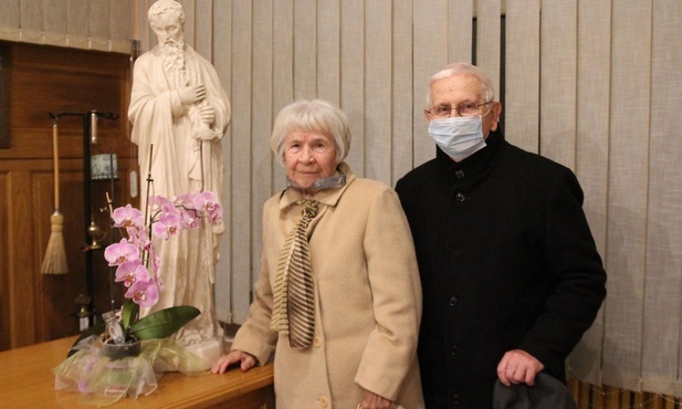 Władysława i Jan Gąsiorkowie, 70 lat po ślubie w zakrystii kościoła św. Pawła w Bielsku-Biała.