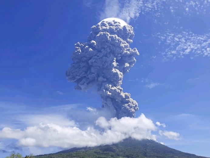 Ewakuacja prawie 3 tys. ludzi z powodu wybuchu wulkanu