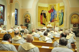 Aleja świętych kapłanów w domu księży emerytów w Lublinie