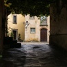 Włochy: Kapłan wychodzi do swych wiernych zamkniętych w domach z powodu lockdownu 