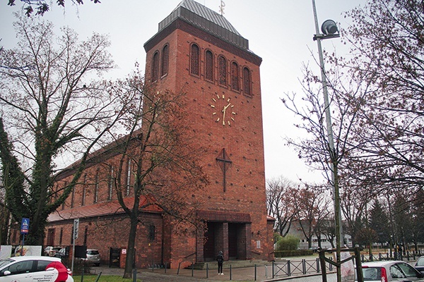 ▲	Świątynia została wybudowana w zaledwie 8 miesięcy. Poświęcił ją kard. A. Bertram, metropolita wrocławski, 30 listopada 1930 r.