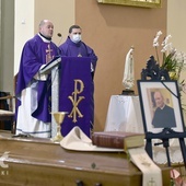 Duchowni w czasie Mszy św. żałobnej w wałbrzyskim kościele.