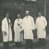 Edmund Wojtyła (pierwszy z prawej) wśród lekarzy szpitala miejskiego w Bielsku.