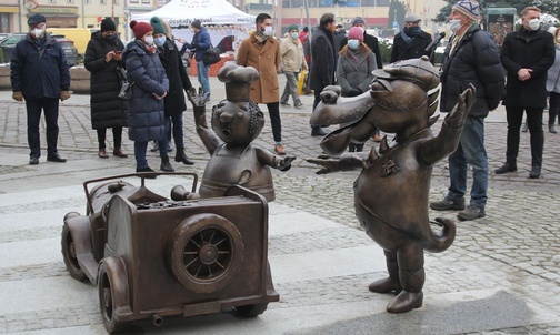 Rzeźba bohaterów "Porwania Baltazara Gąbki" już stoi na chodniku przy ul. 11 Listopada!