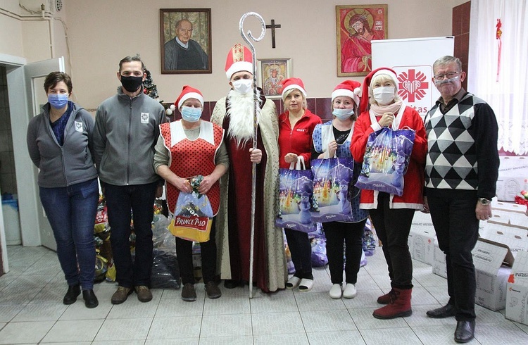 Ekipa św. Mikołaja już gotowa do obdzielenia prezentami najmłodszych, ale i dorosłych w Kuchni Społecznej św. Brata Alberta.