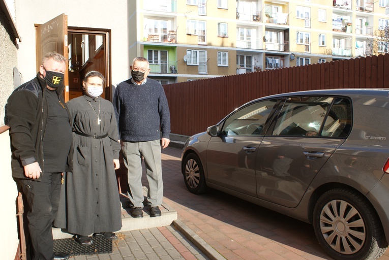Bracia z Zakonu Rycerzy św. Jana Pawła II wsparli Dom Samotnej Matki w Tarnowie