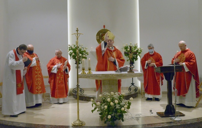 Uroczystego błogosławieństwa trwającym na wieczystej adoracji udzielił bp Piotr Turzyński.