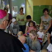 Katowice. Abp Wiktor Skworc modlił się za chore dzieci, leczone w Górnośląskim Centrum Zdrowia Dziecka