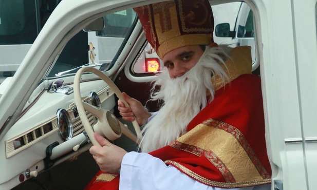 Św. Mikołaj w tym roku poruszał się po  Lublinie zabytkową Warszawą.