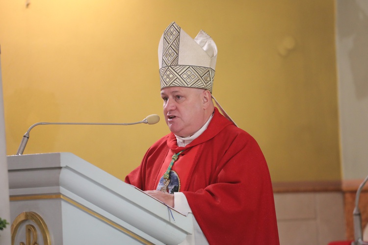 Homilię w Brzeszczach wygłosił bp Piotr Greger.