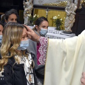 Biskup w czasie udzielania sakramentu bierzmowania jednej z przybyłych osób.