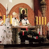 Na zakończenie Eucharystii bp Wojciech Skibicki udzielił zgromadzonym w świątyni błogosławieństwa relikwiami patrona.
