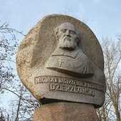 ▲	Pomnik arcybiskupa w Parku Dydaktycznym w Rostkowie autorstwa Jana Stępkowskiego, niezapomnianego rzeźbiarza ze Strzegowa.