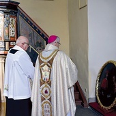 ▲	Proboszcz poprosił o poświęcenie odnowionych elementów przestrzeni liturgicznej.