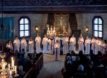 13 grudnia w całej Szwecji odbywają się pochody prowadzone przez symbolizującą św. Łucję dziewczynę „niosącą światło we włosach” .