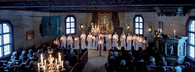 13 grudnia w całej Szwecji odbywają się pochody prowadzone przez symbolizującą św. Łucję dziewczynę „niosącą światło we włosach” .