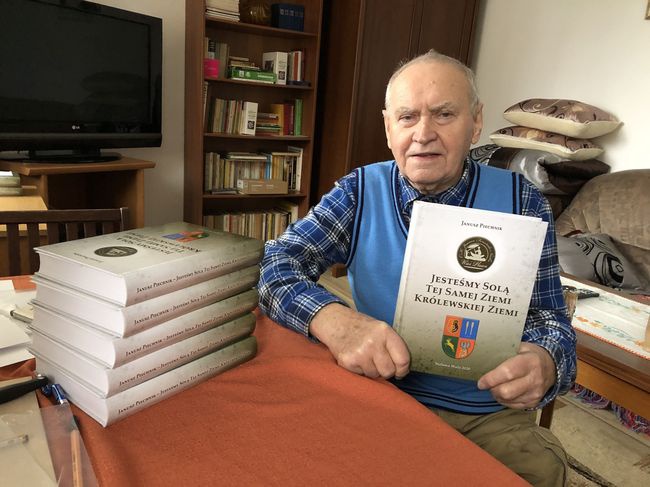 Janusz Piechnik ze swoją książką o Pławie.