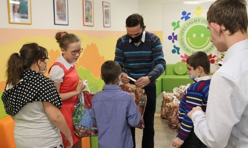 Grzegorz Giercuszkiewicz z bielsko-żywieckiej Caritas wręcza prezenty dzieciom ze sporyskiego ośrodka.