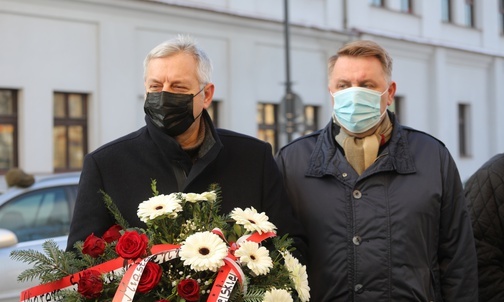 Kwiaty złozyli także prezydent miasta Jarosław Klimaszewski i Janusz Okrzesik, przewodniczący Rady Miejskiej.