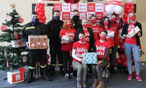 Wolontariusze z gminy Czernichów razem ze wspierającymi ich strażakami z Międzybrodzia Żywieckiego.