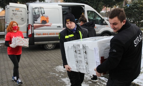 Strażacy z Międzybrodzia Żywieckiego, jak zwykle, pośpieszyli z pomocą paczkowym wolontariuszom w Międzybrodziu Bialskim.