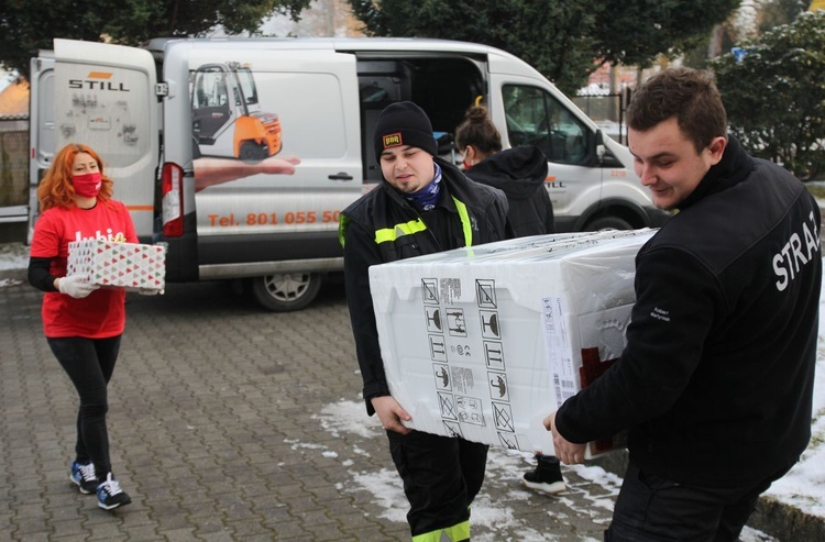 Strażacy z Międzybrodzia Żywieckiego, jak zwykle, pośpieszyli z pomocą paczkowym wolontariuszom w Międzybrodziu Bialskim.