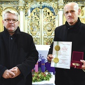 Medal od biskupa przekazał panu Andrzejowi proboszcz.
