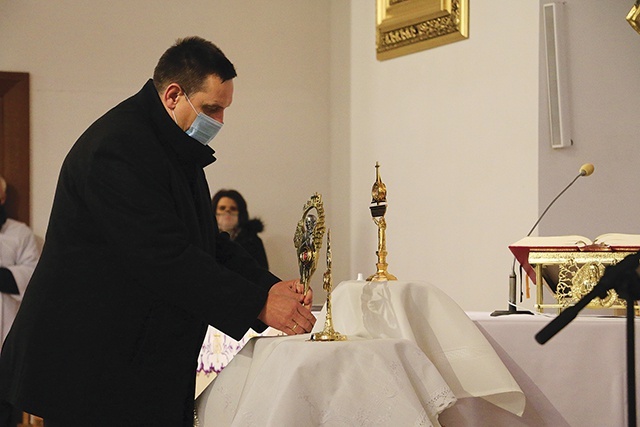 W nasielskich relikwiarzach umieszczono relikwie św. Faustyny, św. Jana Pawła II i bł. ks. Michała Sopoćki.