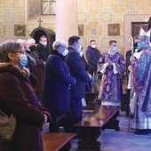 W liturgii, sprawowanej w symbolicznym dniu, bo 13 grudnia, uczestniczyła m.in. dyrekcja szpitala na Winiarach.