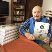 	Janusz Piechnik ze swoją książką.